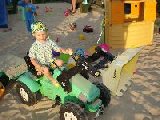 traktorek na placu zabaw