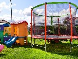 Trampolina, plac zabaw dla dzieci